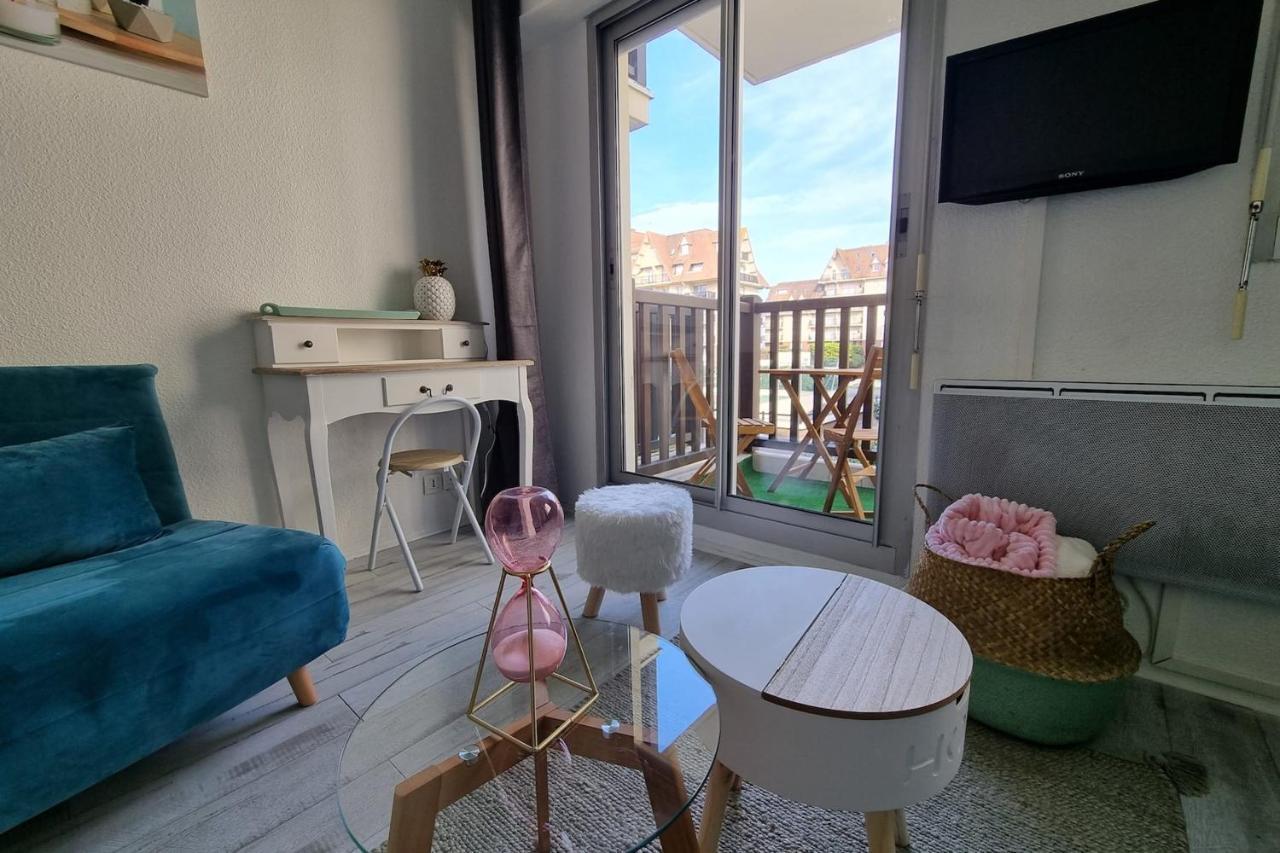 Studio In Front Of Marcel Proust Promenade Cabourg Exterior photo